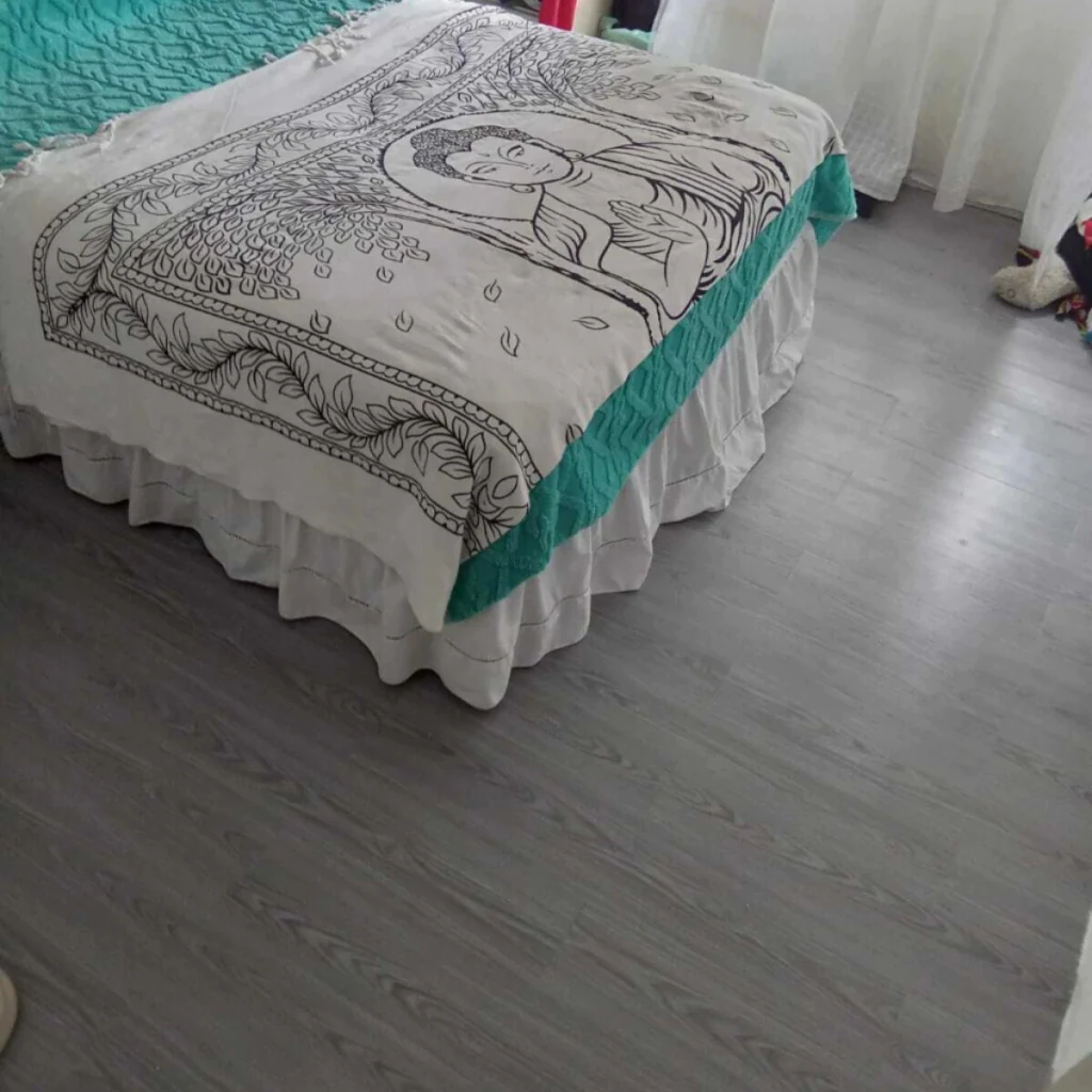 Piso Autoadhesivo Simil Madera Gris Caja 5m2 · Producto colocado