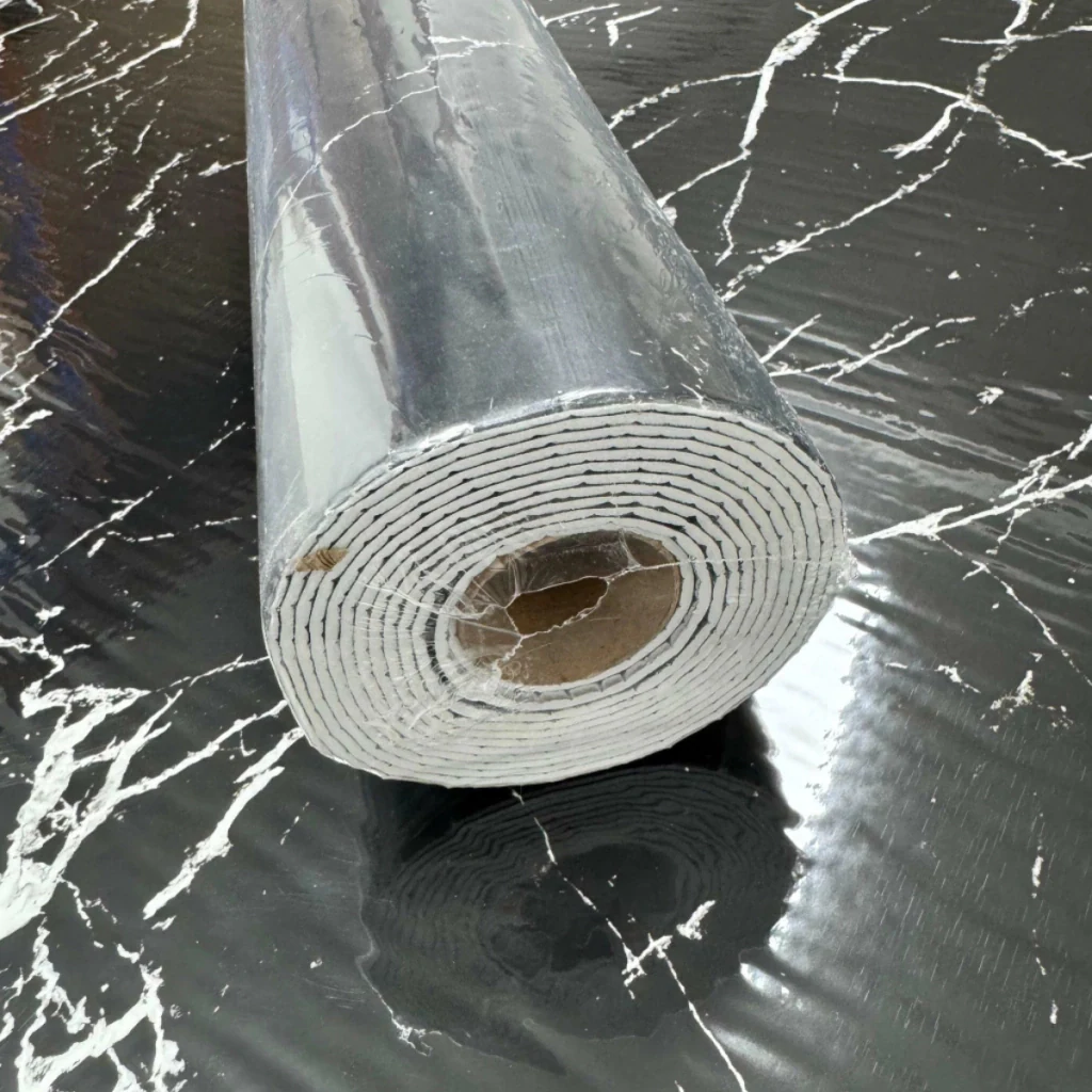 Rollo Autoadhesivo Simil Marmol Brillante 1,2 x 3 M Negro Veteado · Detalle de trama