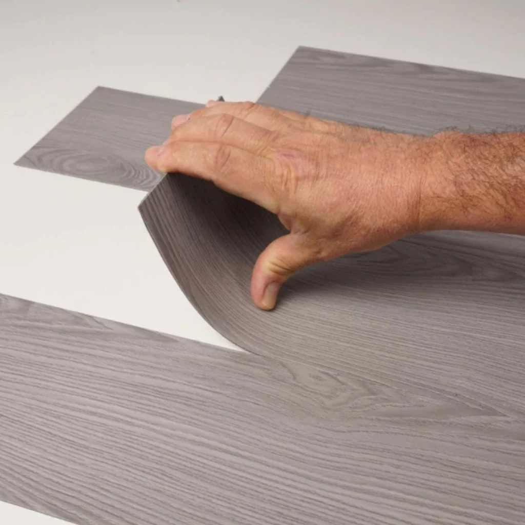 Piso Autoadhesivo Simil Madera Gris Caja 5m2 · Detalle constructivo