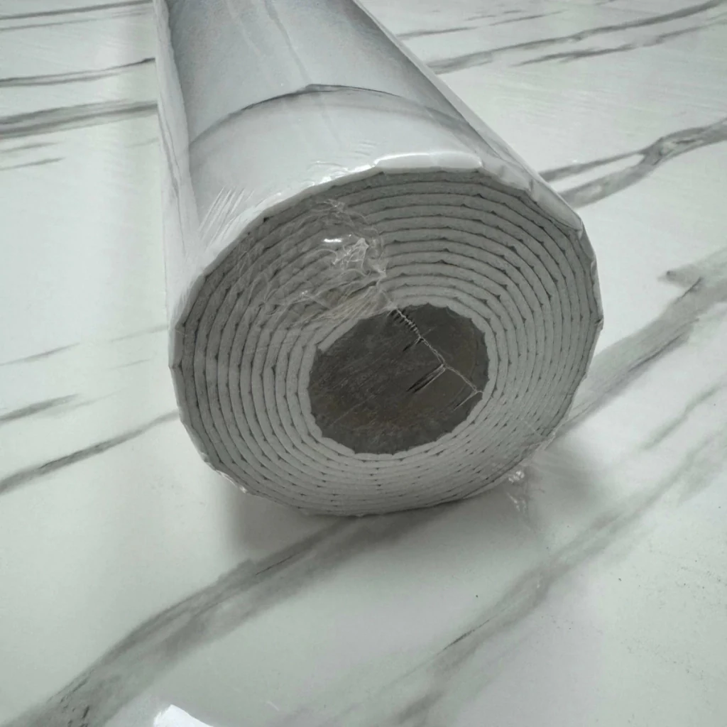 Rollo Autoadhesivo Simil Marmol Brillante 1,2 x 3 M Blanco Veteado · Detalle de trama